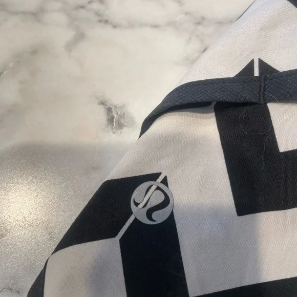 Lululemon speed shorts sz6 - Picture 3 of 4